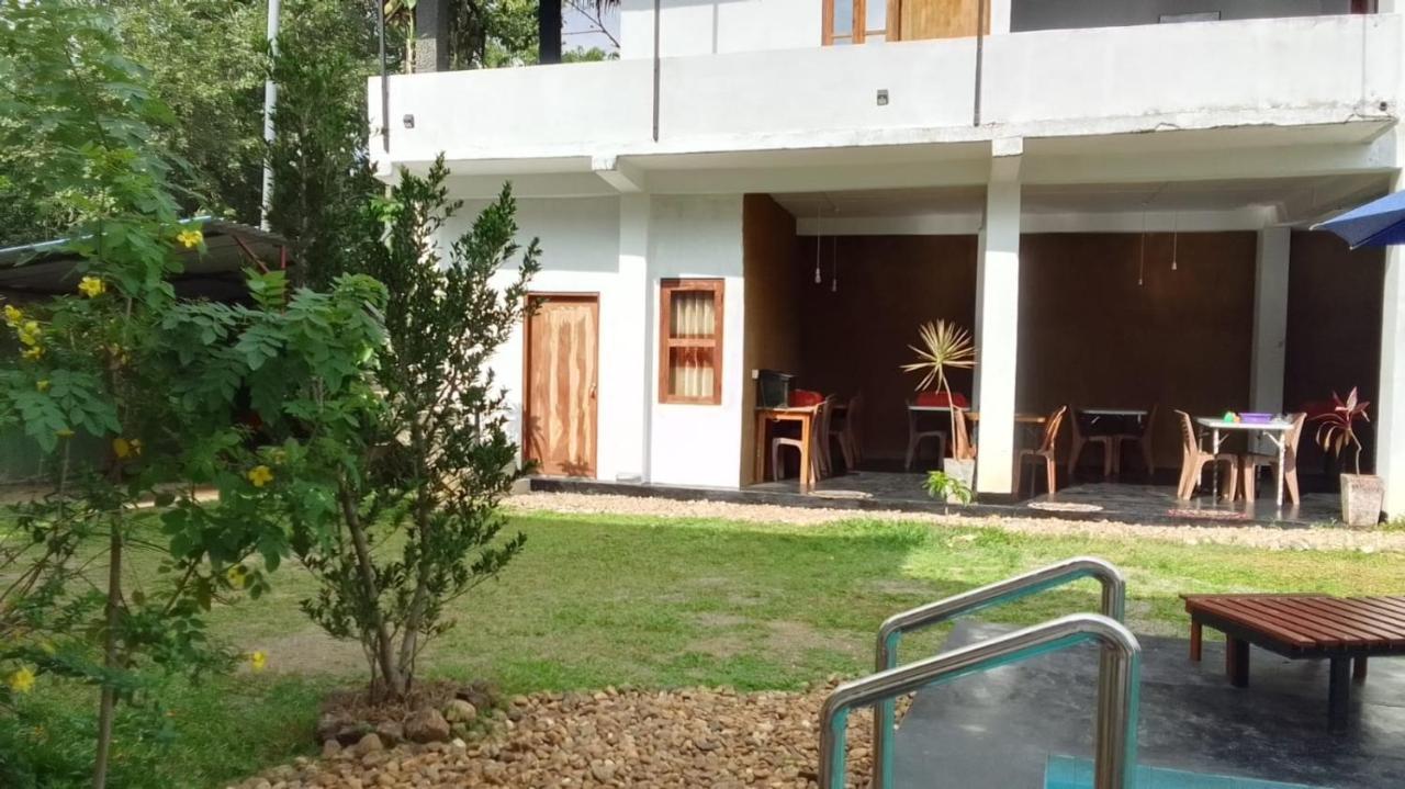 River Side & Swimming Pool Acomodação com café da manhã Udawalawe Exterior foto